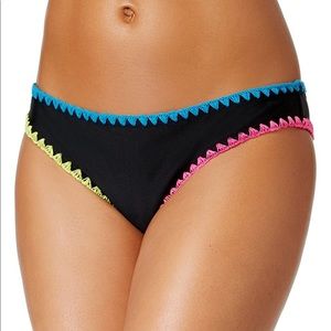 Stylish cheeky whip-stitch trimmed bikini bottom
